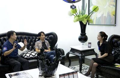 IAI亚太设计联盟成员与天一美家店长邢颖颖女士在亲切交流
